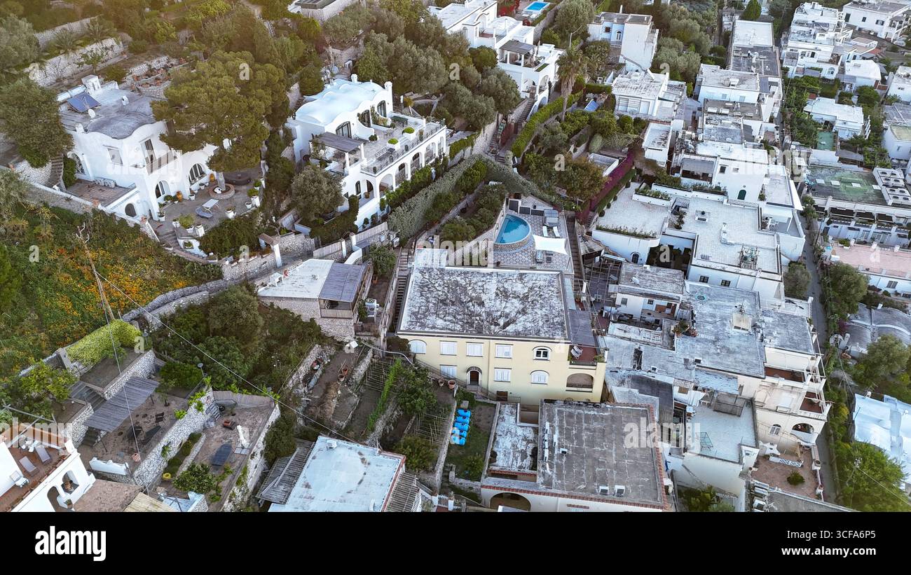 Bei Sonnenuntergang verschmelzen die Hügel mit der Natur und enthüllen komplizierte Dächer und üppiges Grün. Dieses ruhige Viertel lädt zum Erkunden ein Stockfoto