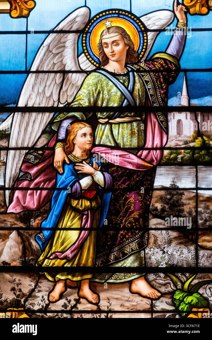 Buntglas (19. Jahrhundert) eines Schutzengels, der ein Kind beschützt. Stockfoto