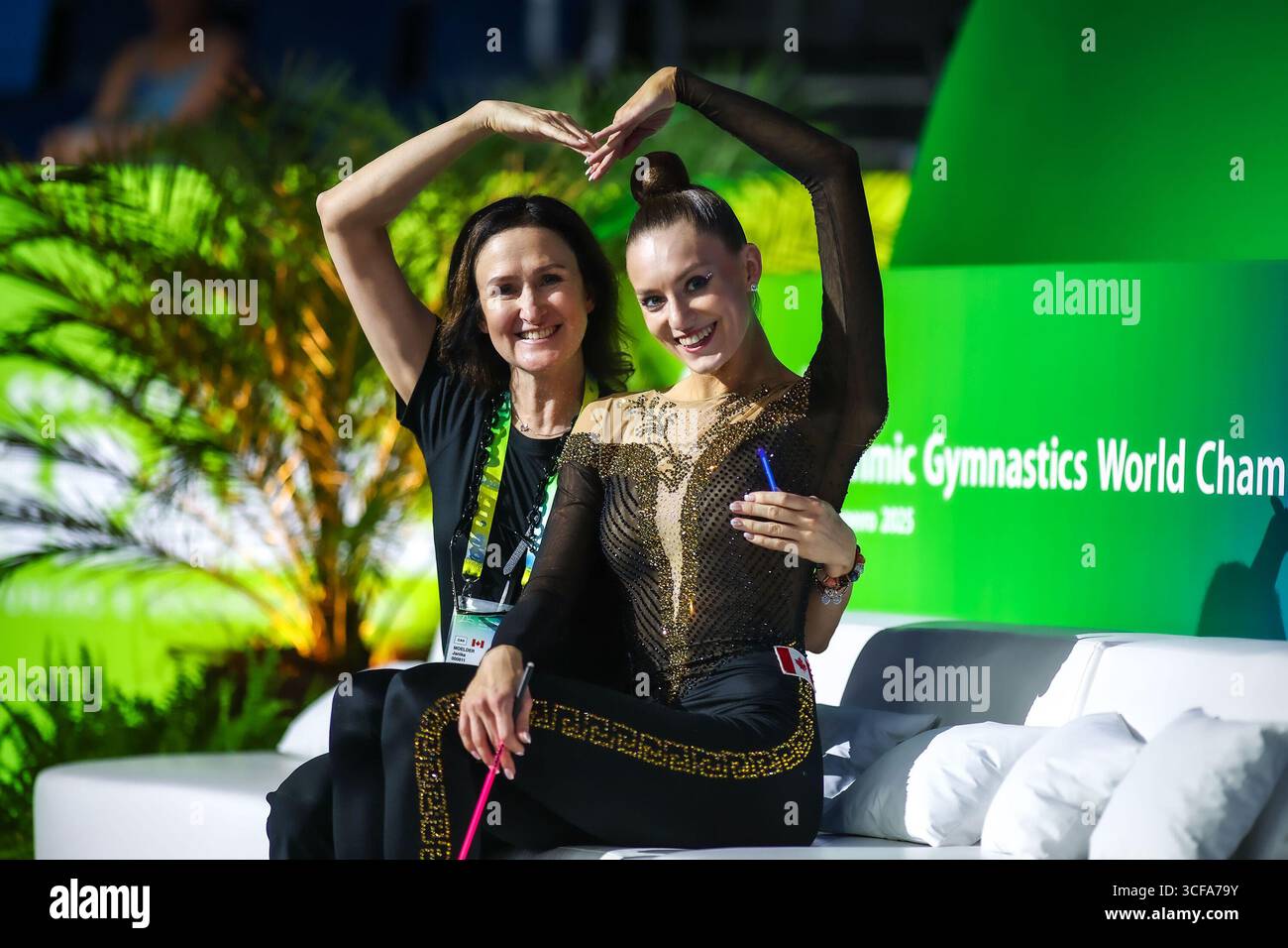 Carmel Kallemaa (Kanada) mit ihrer Trainerin und Mutter Janika M?lder am zweiten Tag der Allround-Qualifikation; 41. FIG Rhythmische Turnen-Weltmeisterschaft 21.08.2025 im Parque Olimpico (Carioca 1) in Rio de Janeiro (Brasilien). Stockfoto