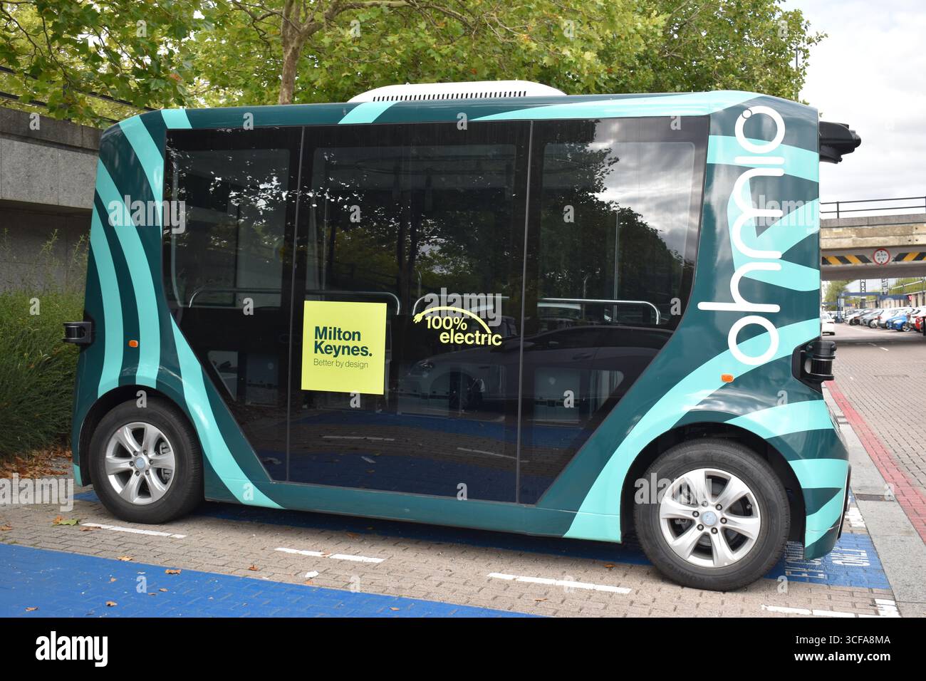 Der selbstfahrende Ohmio-Bus parkt im Zentrum von Milton Keynes. Stockfoto