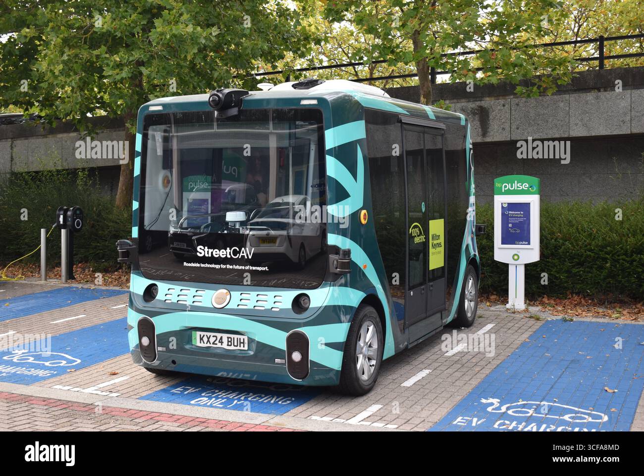 Der selbstfahrende Ohmio-Bus parkt im Zentrum von Milton Keynes. Stockfoto