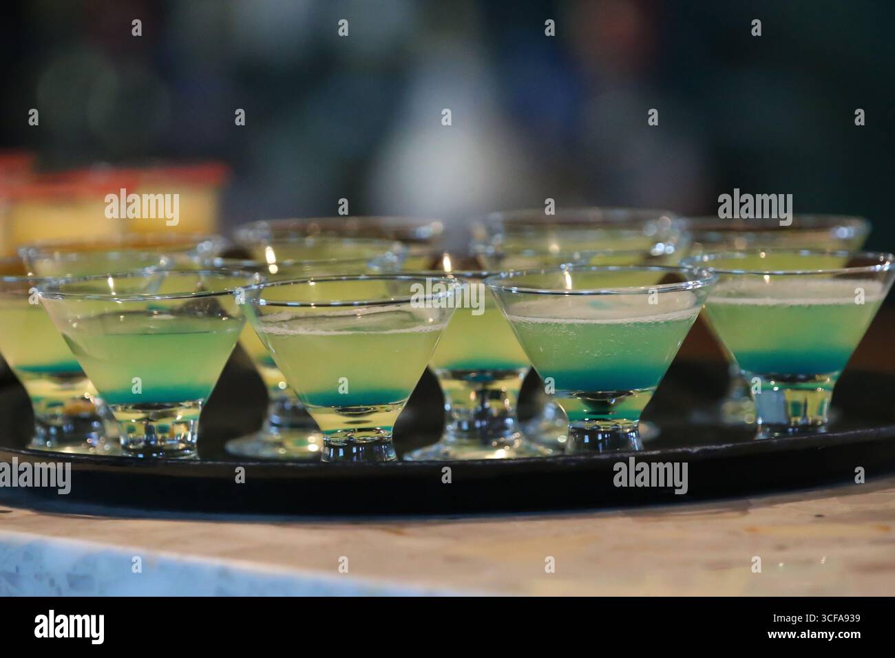 Cocktails werden an Bord des Expeditionskreuzfahrtschiffs Celebrity Xpedition auf den Galápagos-Inseln in Ecuador serviert. Stockfoto