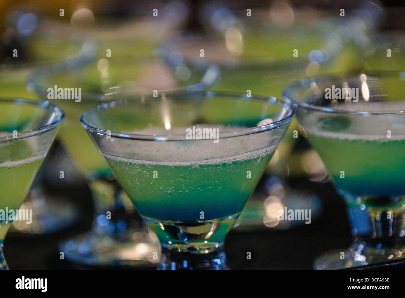 Cocktails werden an Bord des Expeditionskreuzfahrtschiffs Celebrity Xpedition auf den Galápagos-Inseln in Ecuador serviert. Stockfoto