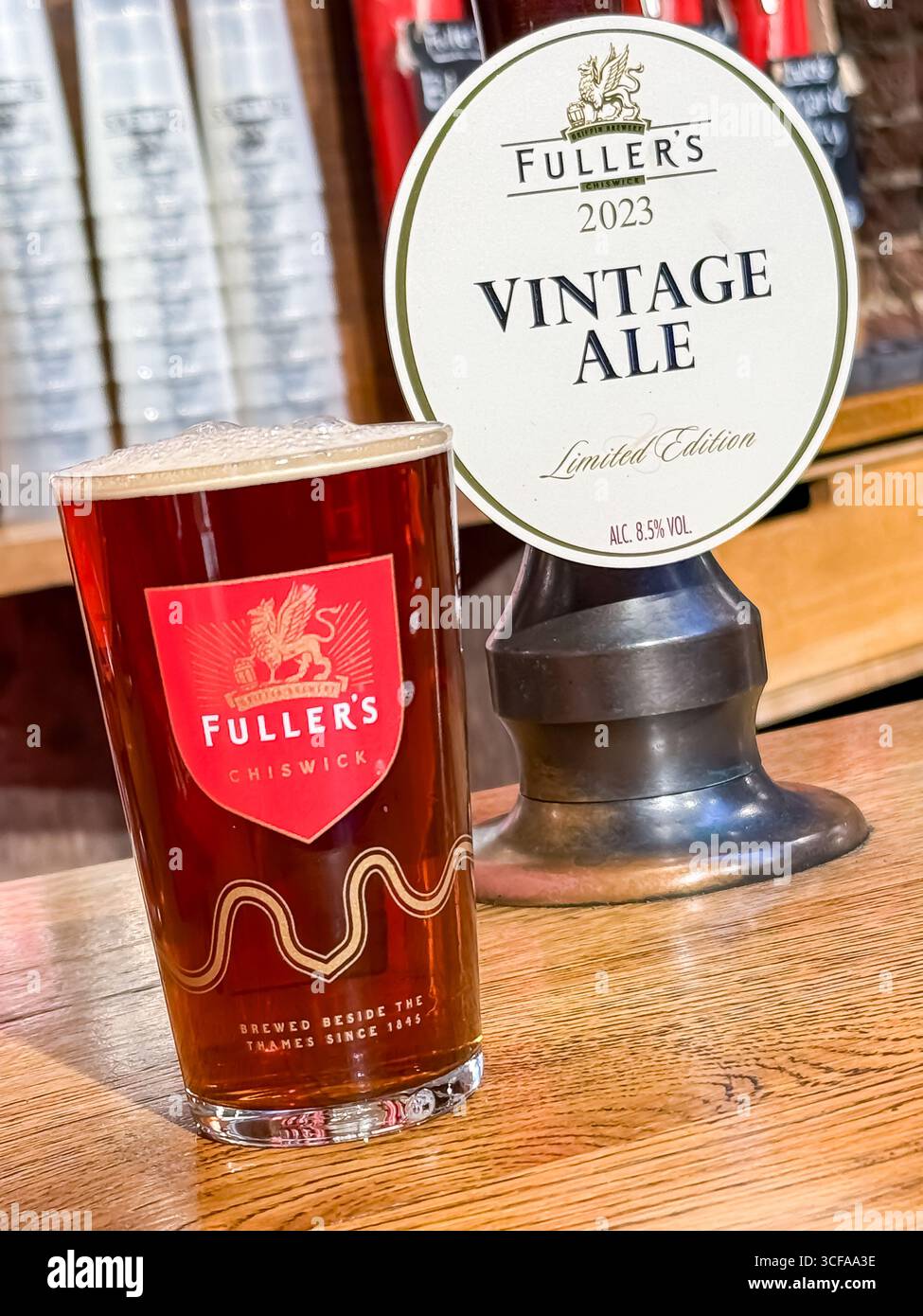 Vintage Ale 2023 at Christmas - Fullers Brewery Shop, Griffin Brewery - Chiswick, London - Smartphone-aufgenommenes Stockfoto