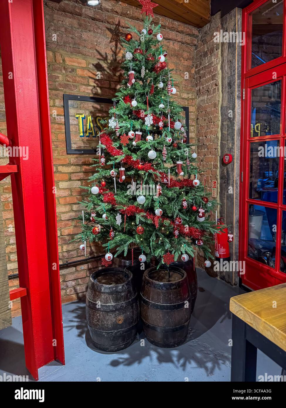 Vintage Ale 2023 at Christmas - Fullers Brewery Shop, Griffin Brewery - Chiswick, London - Smartphone-aufgenommenes Stockfoto
