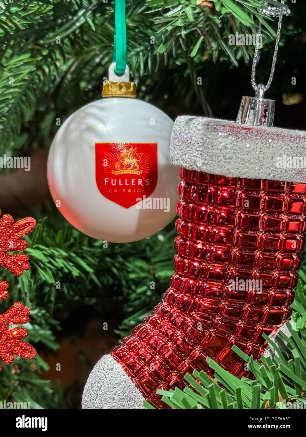 Vintage Ale 2023 at Christmas - Fullers Brewery Shop, Griffin Brewery - Chiswick, London - Smartphone-aufgenommenes Stockfoto