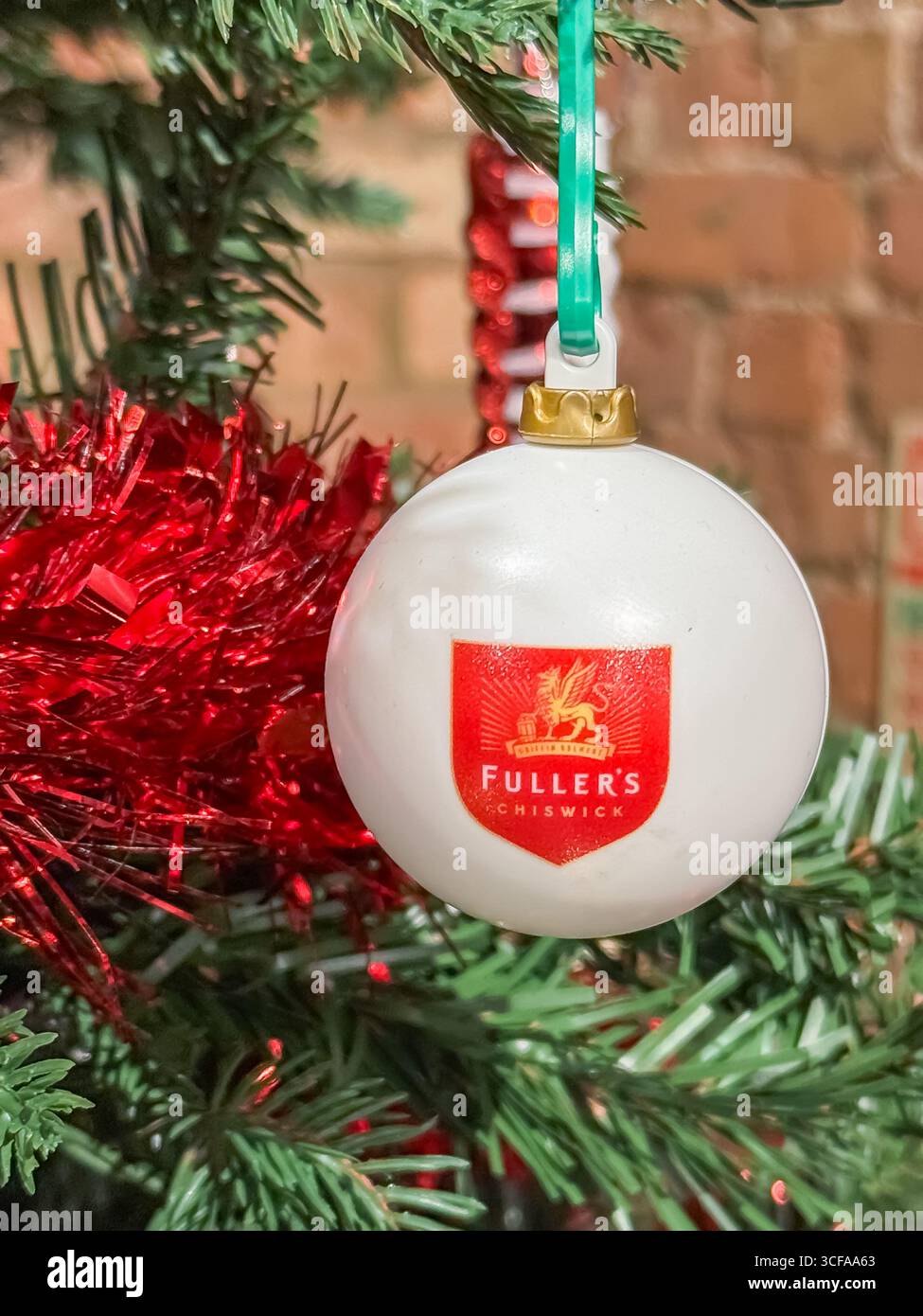 Vintage Ale 2023 at Christmas - Fullers Brewery Shop, Griffin Brewery - Chiswick, London - Smartphone-aufgenommenes Stockfoto