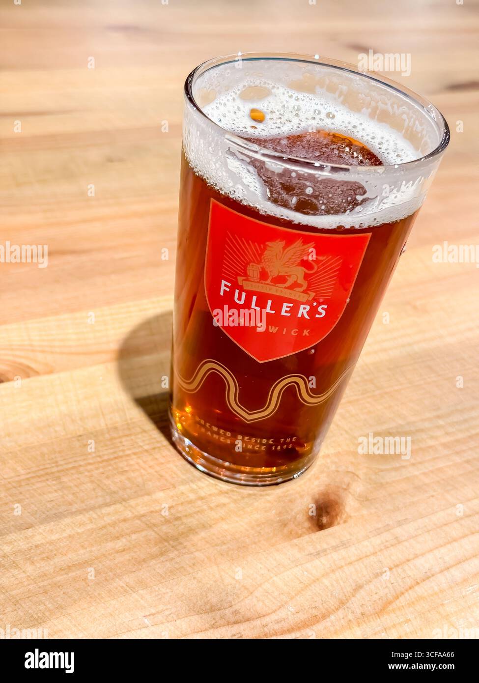 Vintage Ale 2023 at Christmas - Fullers Brewery Shop, Griffin Brewery - Chiswick, London - Smartphone-aufgenommenes Stockfoto