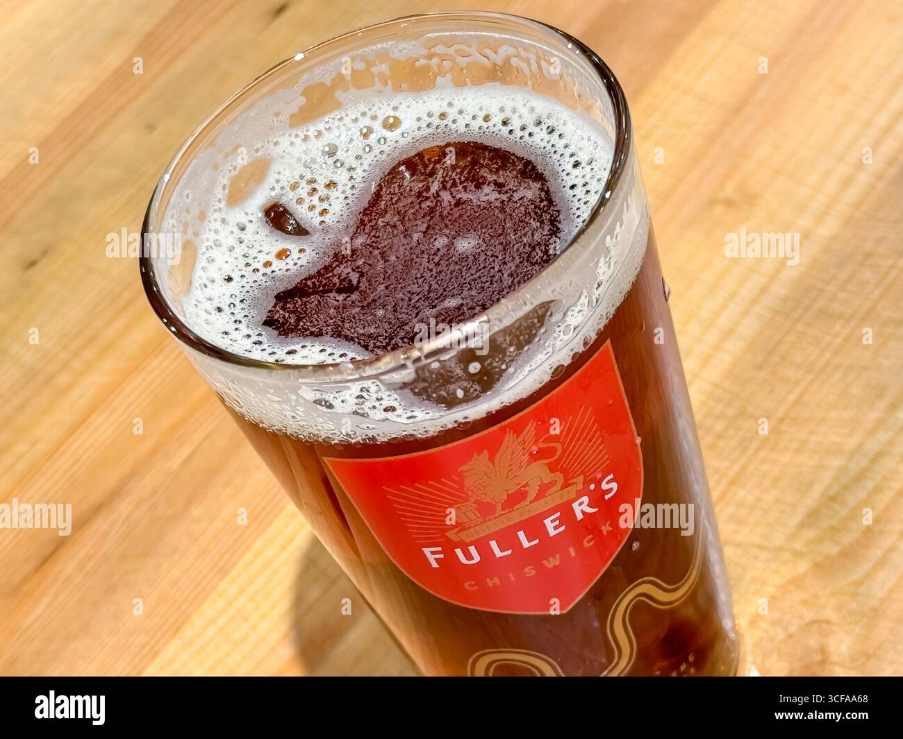 Vintage Ale 2023 at Christmas - Fullers Brewery Shop, Griffin Brewery - Chiswick, London - Smartphone-aufgenommenes Stockfoto