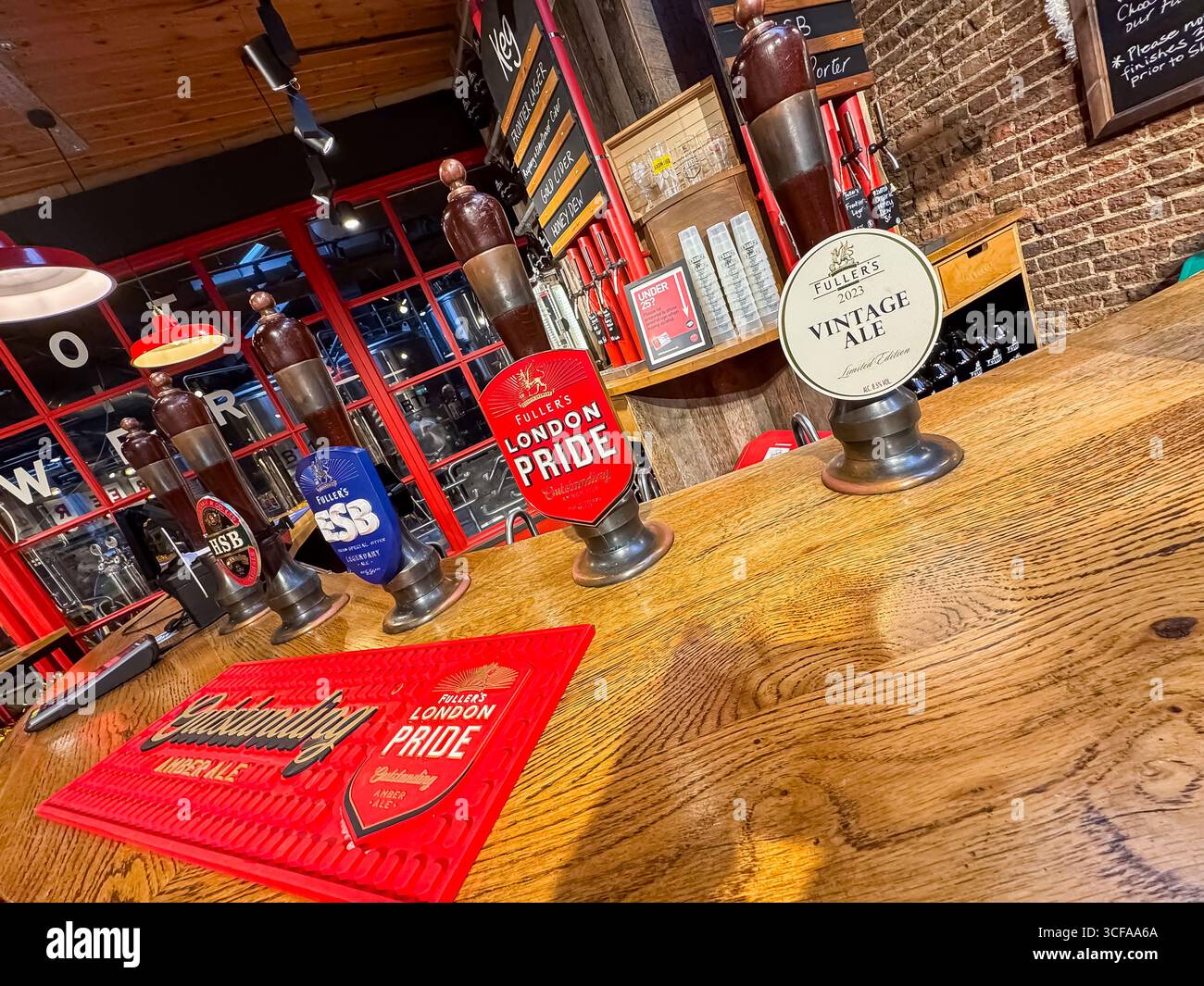 Vintage Ale 2023 at Christmas - Fullers Brewery Shop, Griffin Brewery - Chiswick, London - Smartphone-aufgenommenes Stockfoto