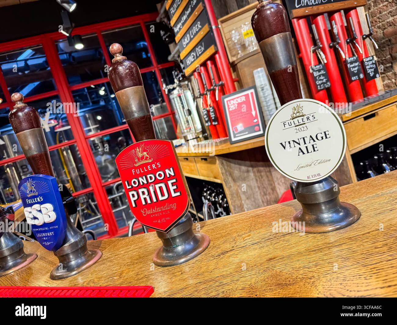 Vintage Ale 2023 at Christmas - Fullers Brewery Shop, Griffin Brewery - Chiswick, London - Smartphone-aufgenommenes Stockfoto