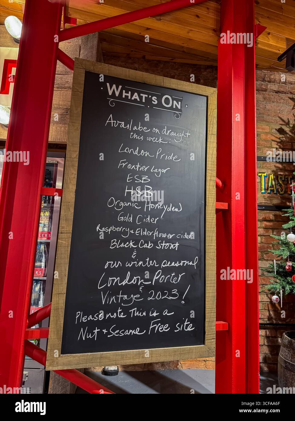 Vintage Ale 2023 at Christmas - Fullers Brewery Shop, Griffin Brewery - Chiswick, London - Smartphone-aufgenommenes Stockfoto