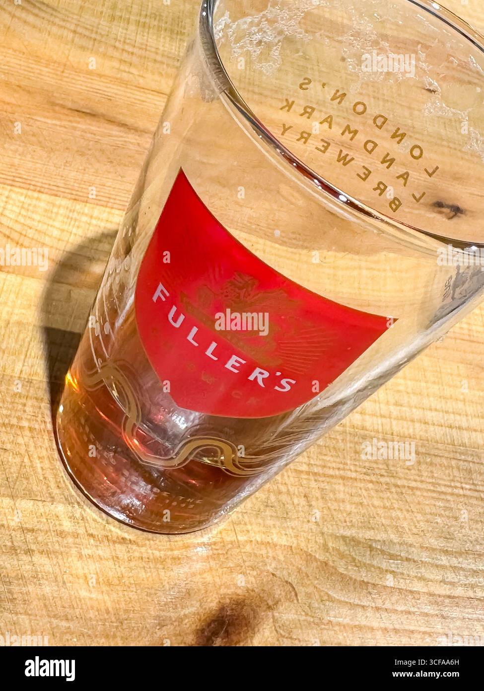 Vintage Ale 2023 at Christmas - Fullers Brewery Shop, Griffin Brewery - Chiswick, London - Smartphone-aufgenommenes Stockfoto