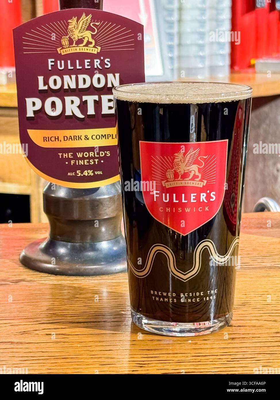 London Porter - Fullers Brewery Shop, Griffin Brewery - Chiswick, London - Smartphone-aufgenommenes Stockfoto