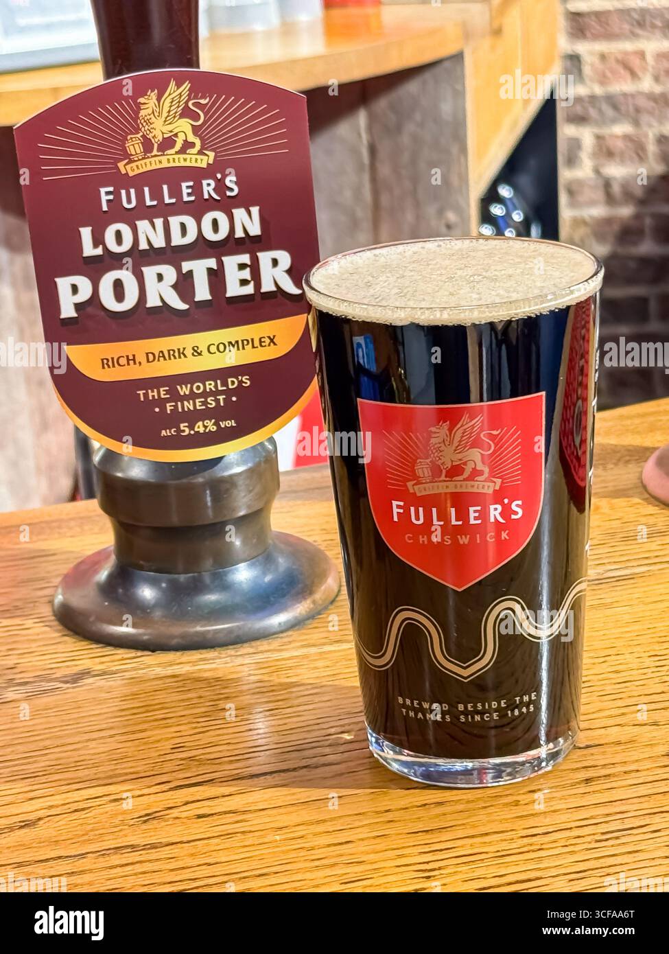 London Porter - Fullers Brewery Shop, Griffin Brewery - Chiswick, London - Smartphone-aufgenommenes Stockfoto