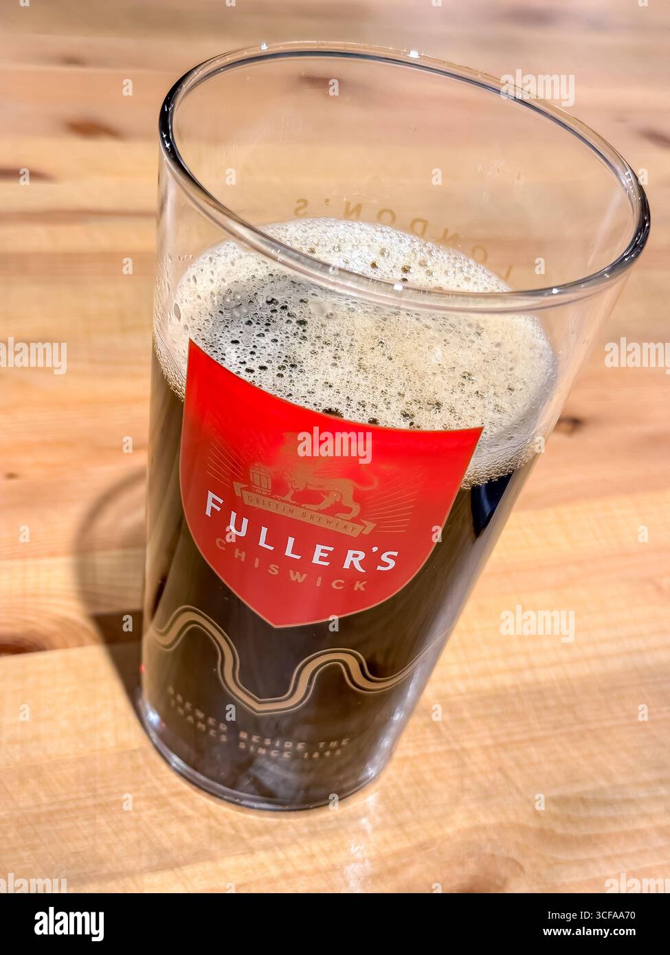 London Porter - Fullers Brewery Shop, Griffin Brewery - Chiswick, London - Smartphone-aufgenommenes Stockfoto