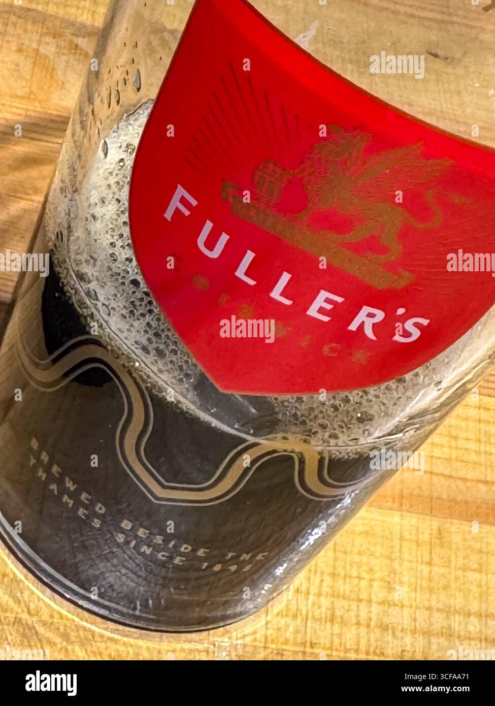 London Porter - Fullers Brewery Shop, Griffin Brewery - Chiswick, London - Smartphone-aufgenommenes Stockfoto