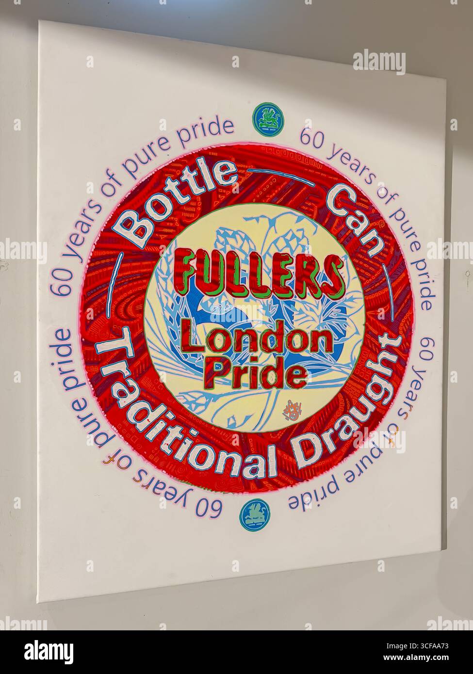 Vintage Ale 2023 at Christmas - Fullers Brewery Shop, Griffin Brewery - Chiswick, London - Smartphone-aufgenommenes Stockfoto