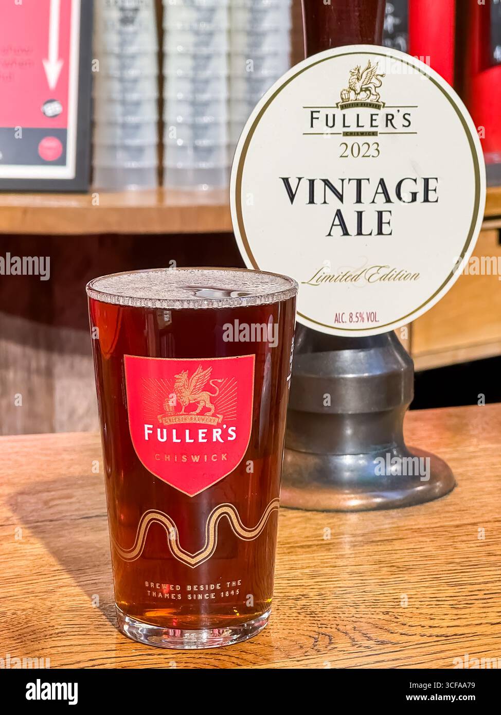 Vintage Ale 2023 at Christmas - Fullers Brewery Shop, Griffin Brewery - Chiswick, London - Smartphone-aufgenommenes Stockfoto