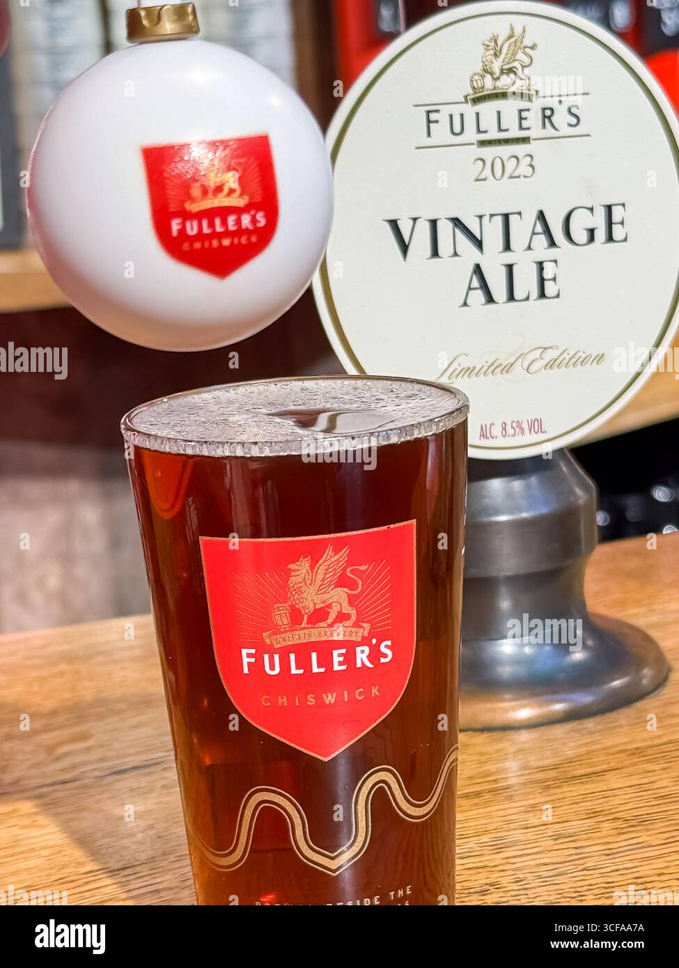 Vintage Ale 2023 at Christmas - Fullers Brewery Shop, Griffin Brewery - Chiswick, London - Smartphone-aufgenommenes Stockfoto