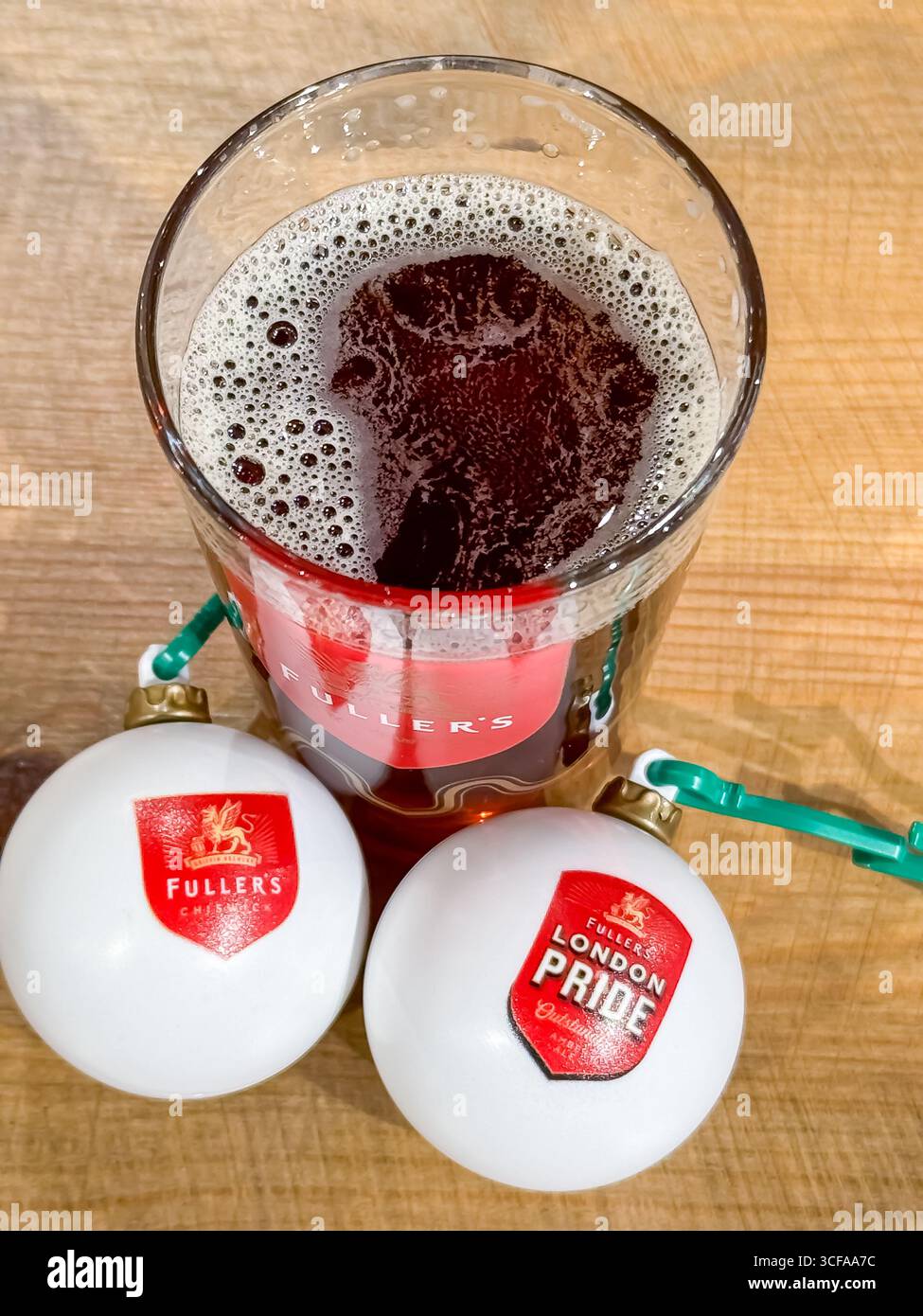 Vintage Ale 2023 at Christmas - Fullers Brewery Shop, Griffin Brewery - Chiswick, London - Smartphone-aufgenommenes Stockfoto