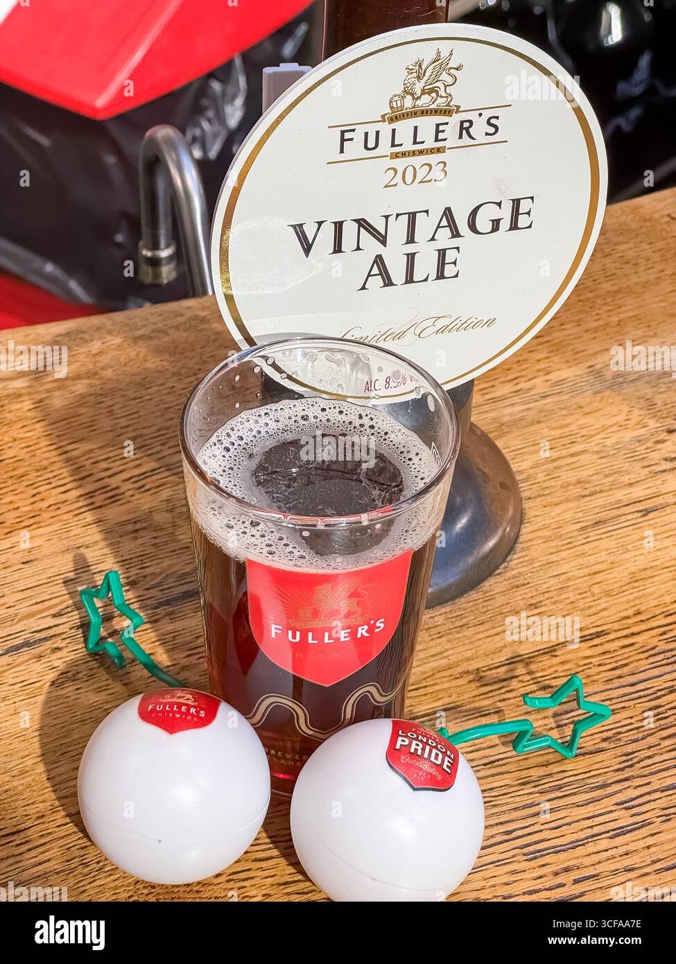 Vintage Ale 2023 at Christmas - Fullers Brewery Shop, Griffin Brewery - Chiswick, London - Smartphone-aufgenommenes Stockfoto