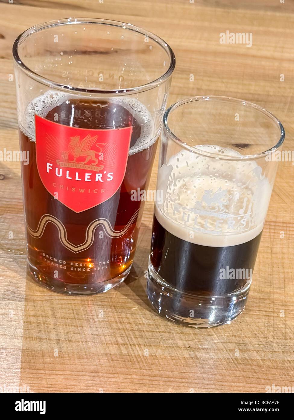 Vintage Ale 2023 at Christmas - Fullers Brewery Shop, Griffin Brewery - Chiswick, London - Smartphone-aufgenommenes Stockfoto