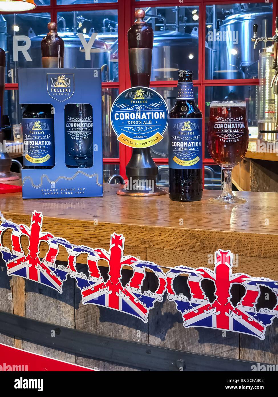 King Charles III Coronation Ale, Fullers Brewery Shop, Griffin Brewery - Chiswick, London - Smartphone-aufgenommenes Stockfoto