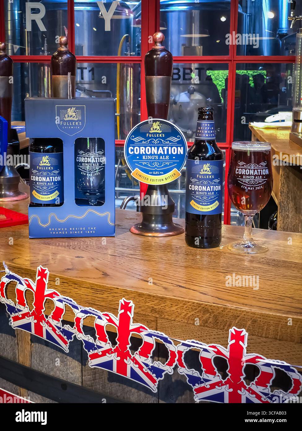 King Charles III Coronation Ale, Fullers Brewery Shop, Griffin Brewery - Chiswick, London - Smartphone-aufgenommenes Stockfoto