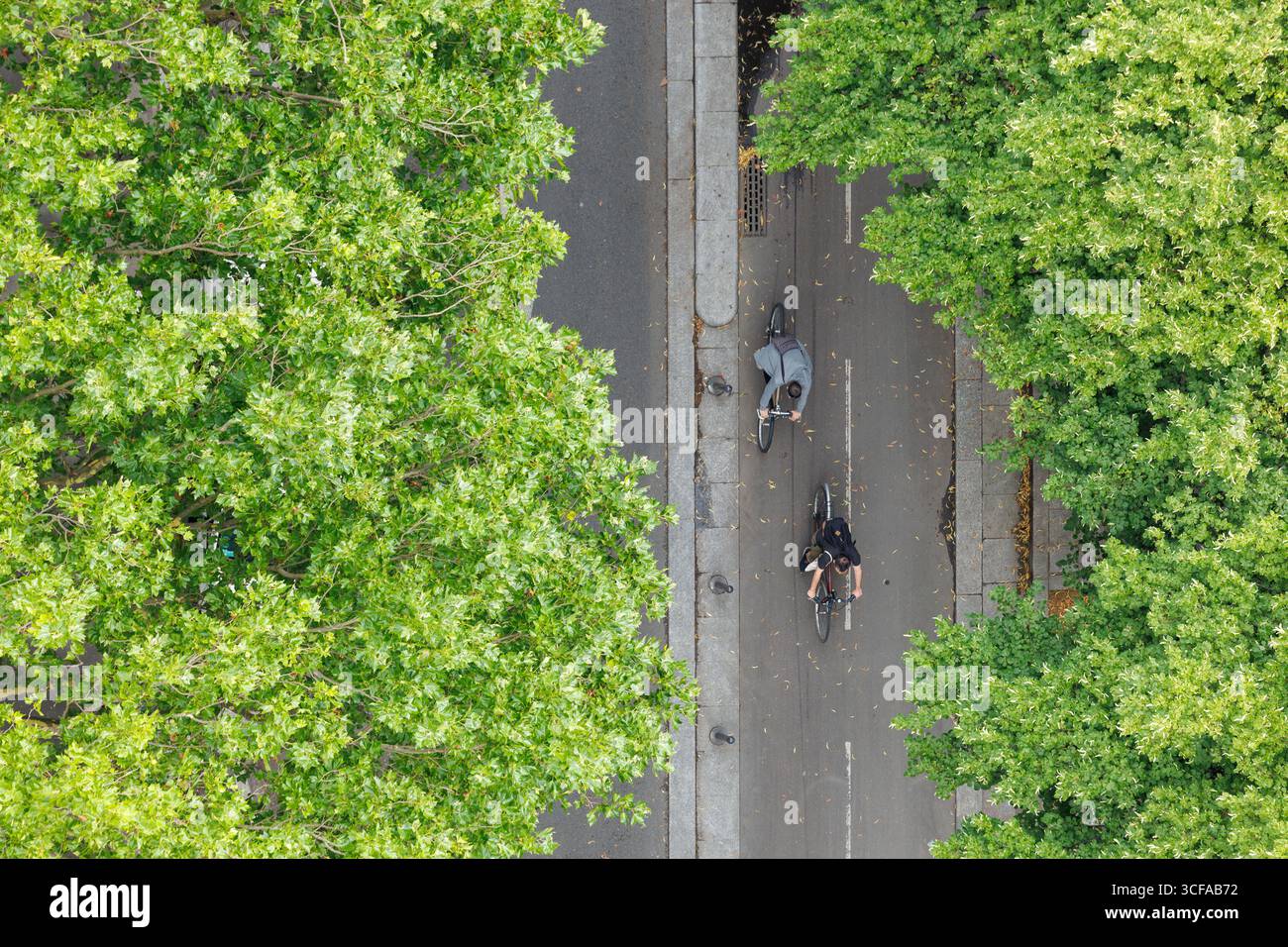 Luftaufnahme von zwei Radfahrern auf einem Radweg während des Sommers in Paris Stockfoto