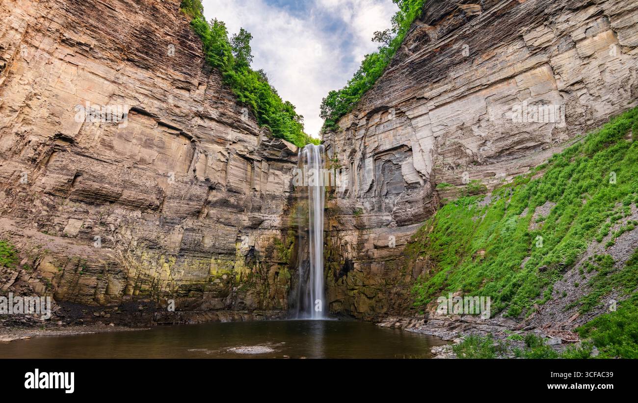 Taughannock Falls, ein spektakulärer 215 Meter hoher Wasserfall im Taughannock Falls State Park in der Finger Lakes Region von New York, nahe Ithaca. Stockfoto