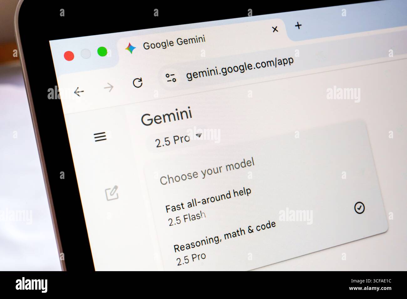 Google Gemini Web-App-Benutzeroberfläche auf dem Laptop zeigt die Modellauswahl „Gemini 2,5 Pro“ in einer Browser-Registerkarte an. Stafford, Vereinigtes Königreich, 21. August 2025 Stockfoto
