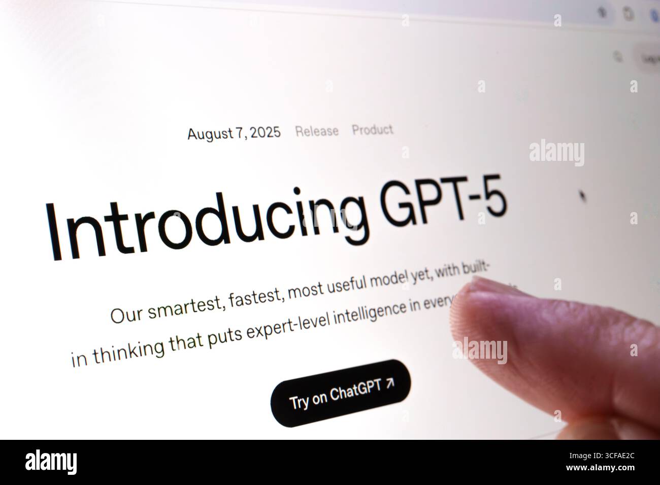 Einführung der GPT-5-Ankündigungsseite auf der Website mit dem Finger auf die Überschrift während der Produkteinführung. Stafford, Vereinigtes Königreich, 21. August 2 Stockfoto