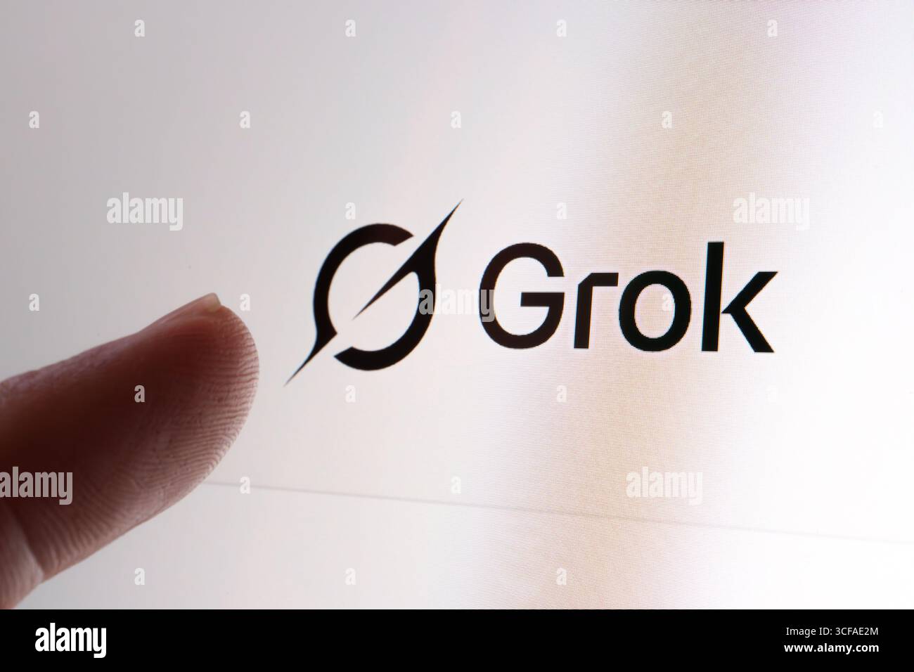 Nahaufnahme des Grok AI-Logos auf dem Bildschirm mit einem Finger, der während des Vergleichs der KI-Plattform auf die Marke zeigt. Stafford, Vereinigtes Königreich, 21. August 2025 Stockfoto