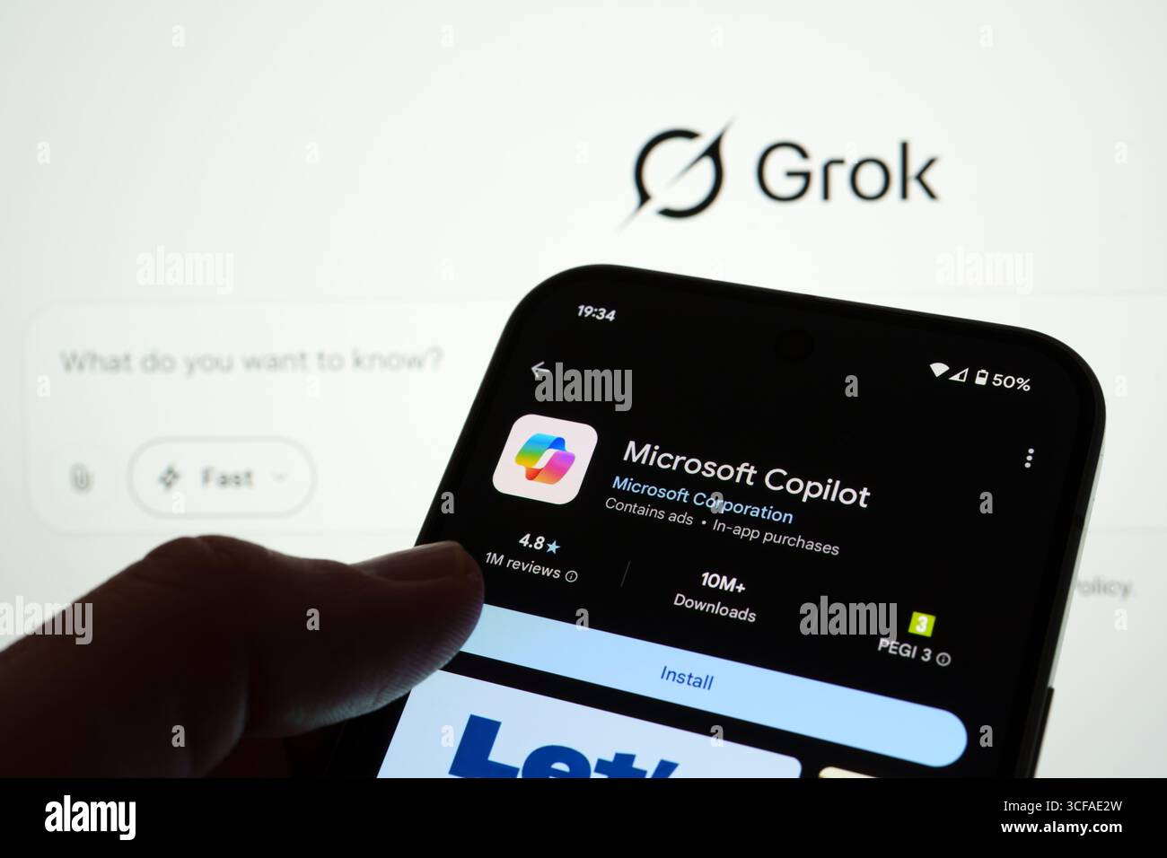 Android-Telefon auf Google Play mit der Microsoft Copilot App-Liste mit Grok Branding im Hintergrund. Stafford, Vereinigtes Königreich, 21. August 2025 Stockfoto