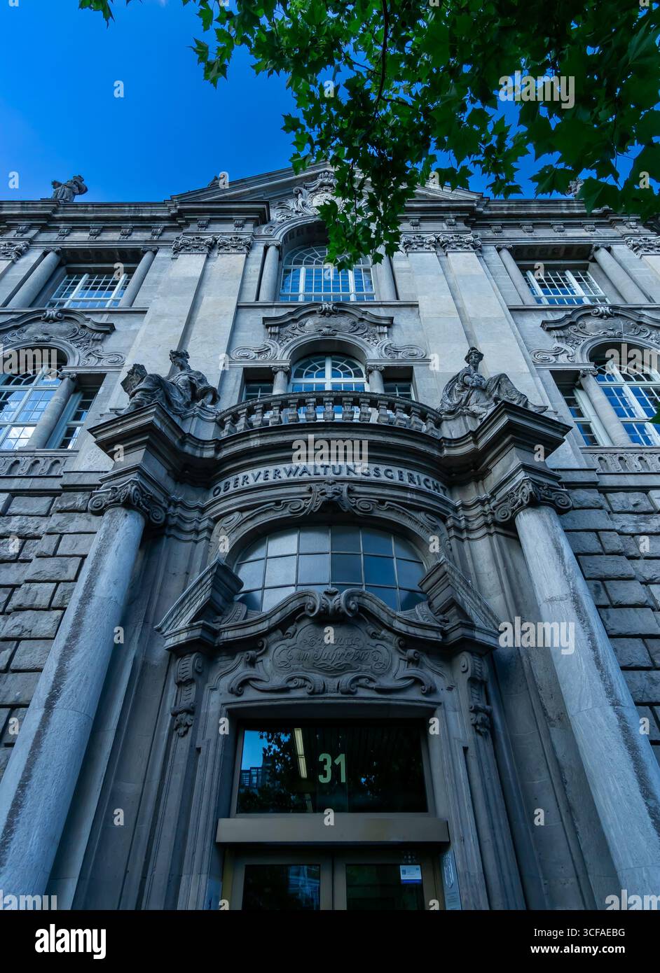 Oberverwaltungsgericht Berlin – historische Fassade in vertikaler Perspektive. Stockfoto