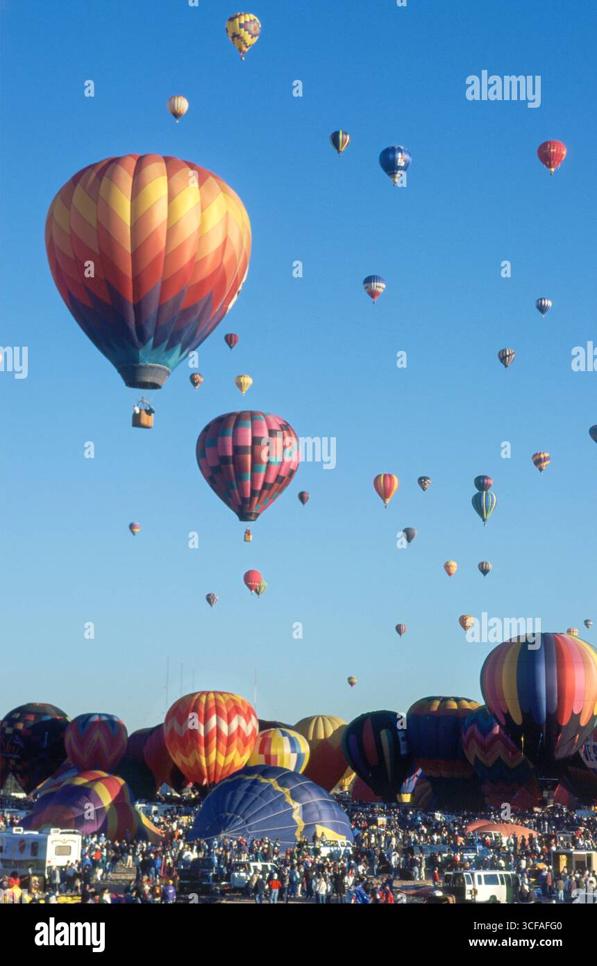 Ballons mit vielen Farben fliegen am klaren blauen Himmel bei der Kodak Albuquerque International Balloon Fiesta 1998 in Albuquerque, Bernalillo County, New M Stockfoto