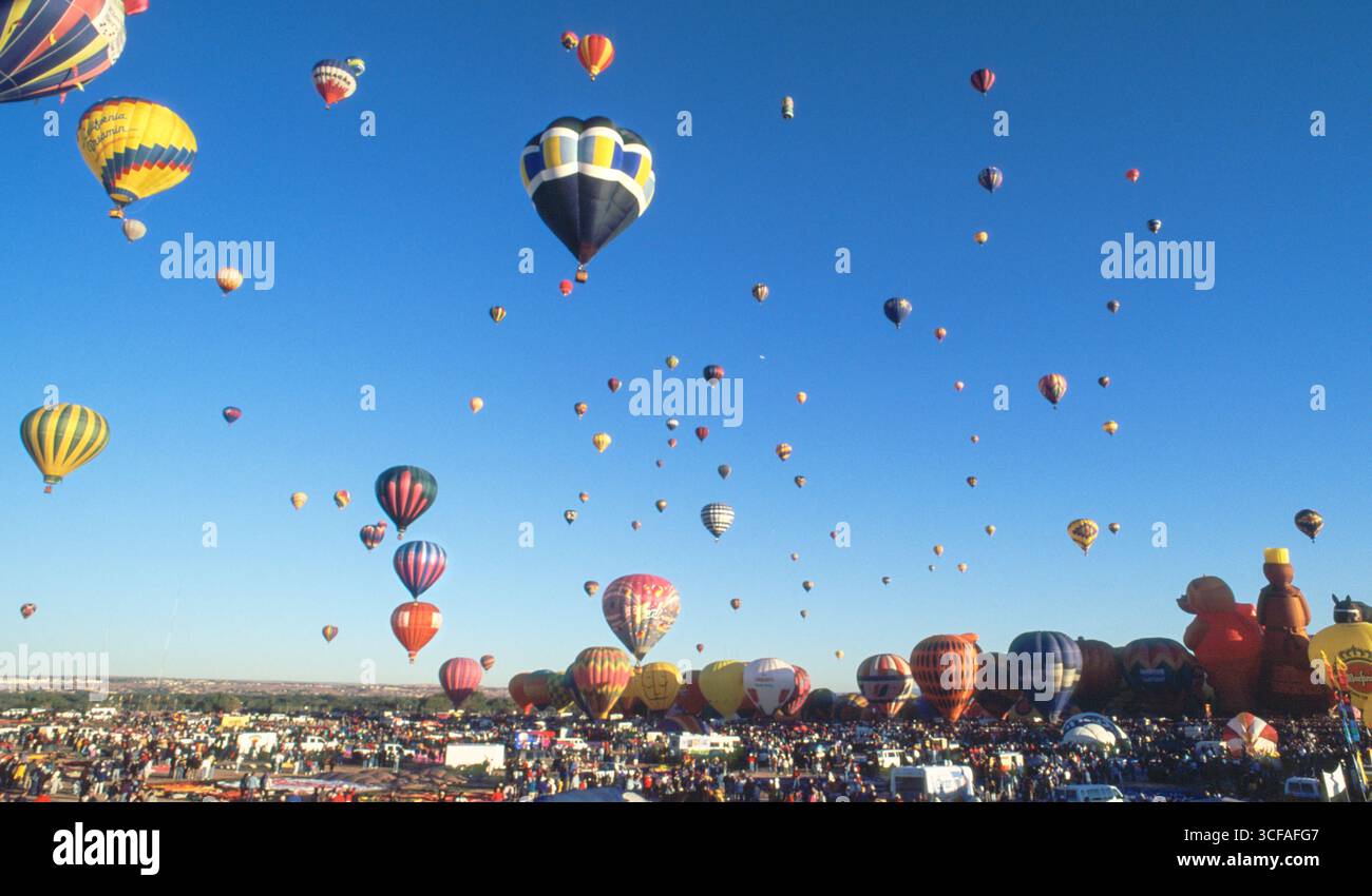 Ballons mit vielen Farben fliegen am klaren blauen Himmel bei der Kodak Albuquerque International Balloon Fiesta 1998 in Albuquerque, Bernalillo County, New M Stockfoto