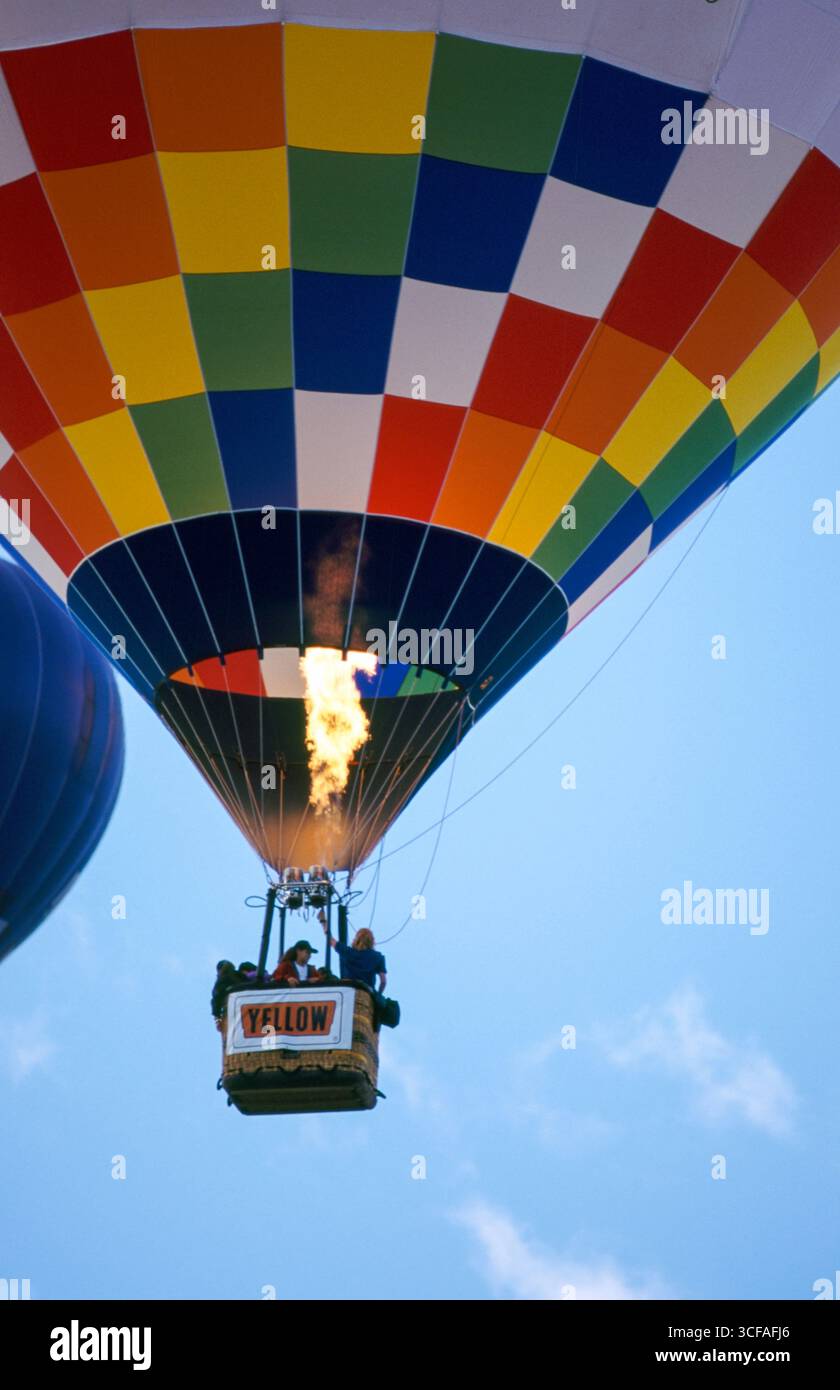 Flammen springen aus den Brennern und erwärmen die Luft in einem Heißluftballon bei der Kodak Albuquerque International Balloon Fiesta 1998 in Albuq Stockfoto