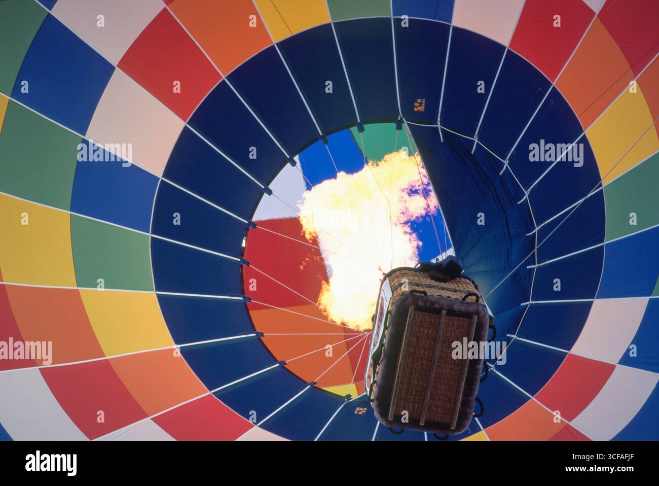 Flammen springen aus den Brennern und erwärmen die Luft in einem Heißluftballon bei der Kodak Albuquerque International Balloon Fiesta 1998 in Albuq Stockfoto