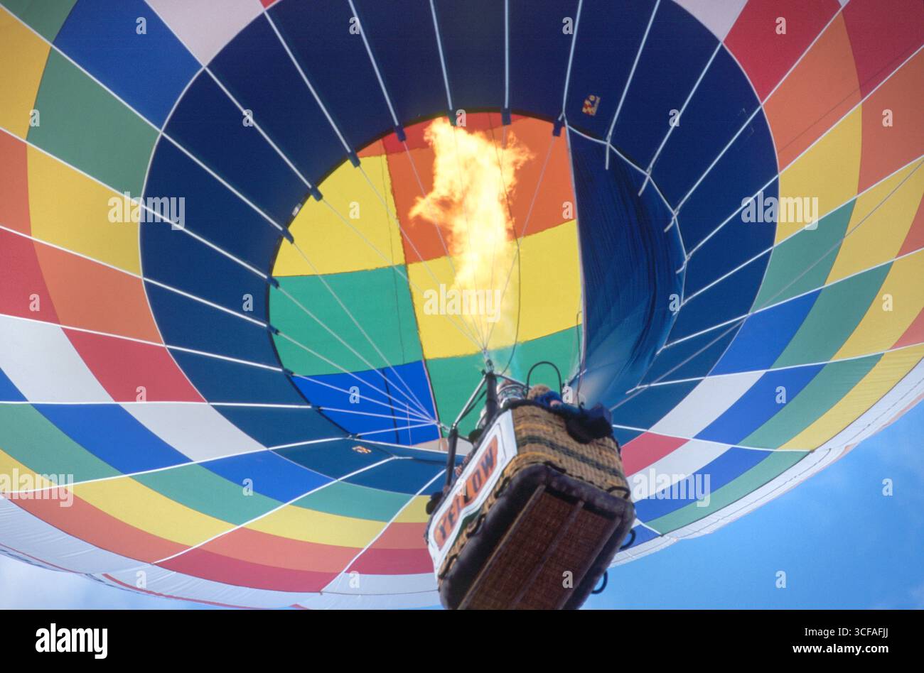 Flammen springen aus den Brennern und erwärmen die Luft in einem Heißluftballon bei der Kodak Albuquerque International Balloon Fiesta 1998 in Albuq Stockfoto