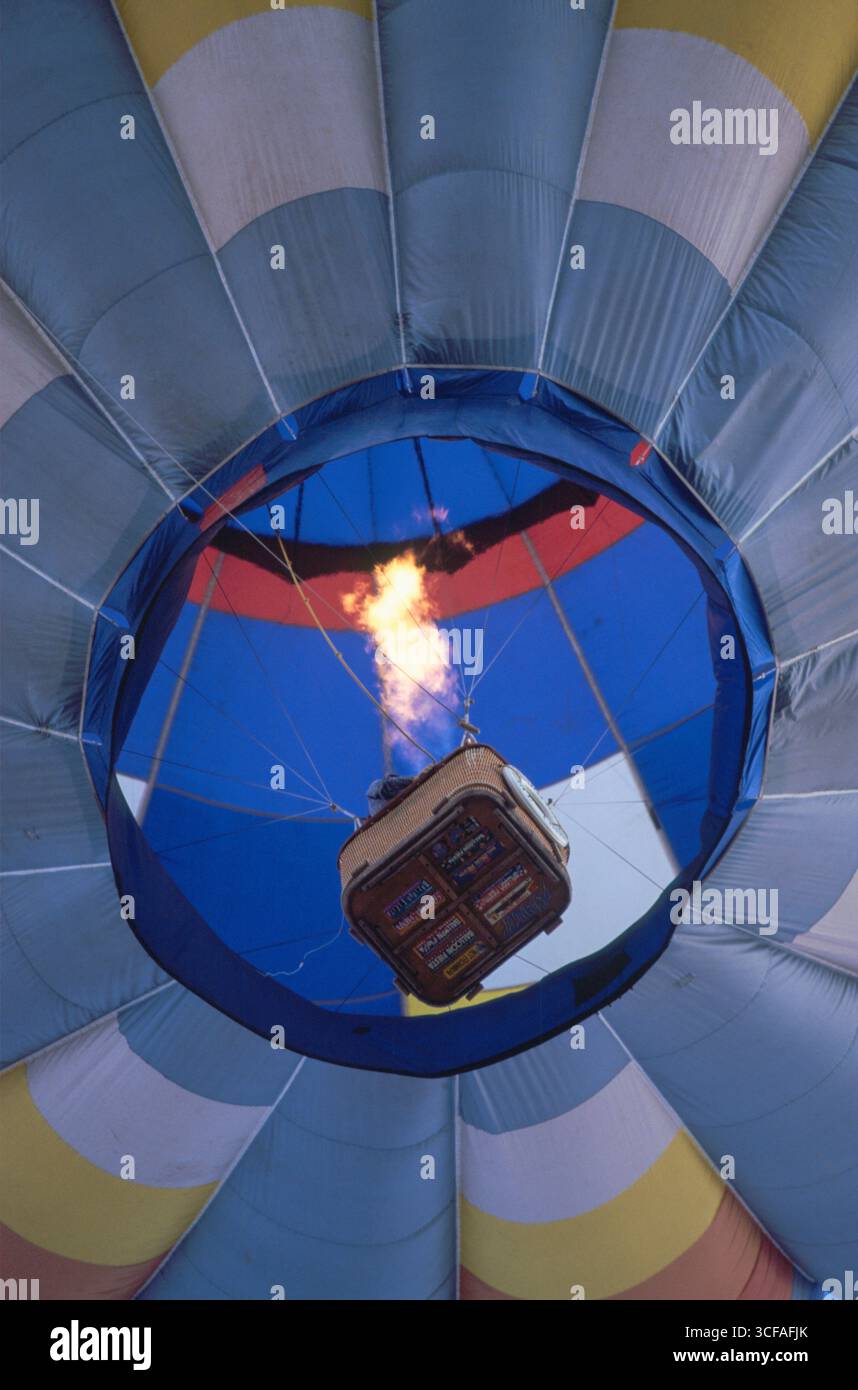Flammen springen aus den Brennern und erwärmen die Luft in einem Heißluftballon bei der Kodak Albuquerque International Balloon Fiesta 1998 in Albuq Stockfoto