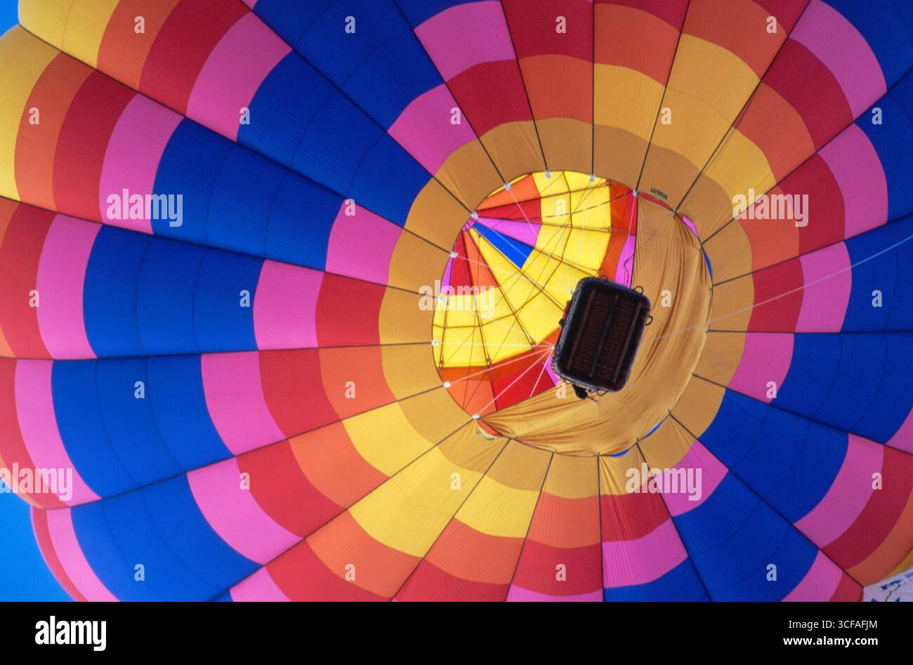 Flammen springen aus den Brennern und erwärmen die Luft in einem Heißluftballon bei der Kodak Albuquerque International Balloon Fiesta 1998 in Albuq Stockfoto