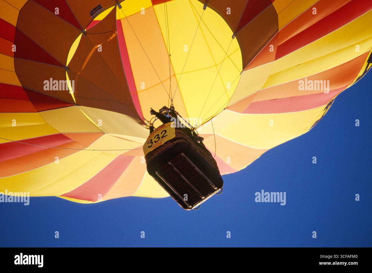 Blick auf den Heißluftballon während des Fluges bei der Kodak Albuquerque International Balloon Fiesta 1998 in Albuquerque, Bernalillo County, New Mexico, USA Stockfoto