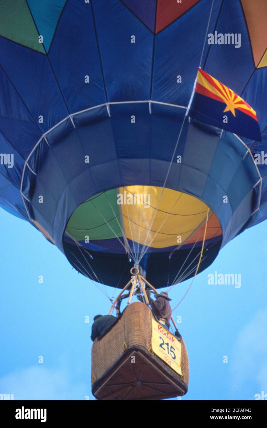 Flammen springen aus den Brennern und erwärmen die Luft in einem Heißluftballon bei der Kodak Albuquerque International Balloon Fiesta 1998 in Albuq Stockfoto