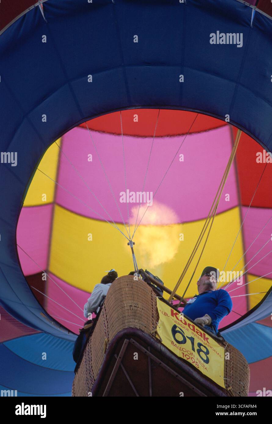 Flammen springen aus den Brennern und erwärmen die Luft in einem Heißluftballon bei der Kodak Albuquerque International Balloon Fiesta 1998 in Albuq Stockfoto