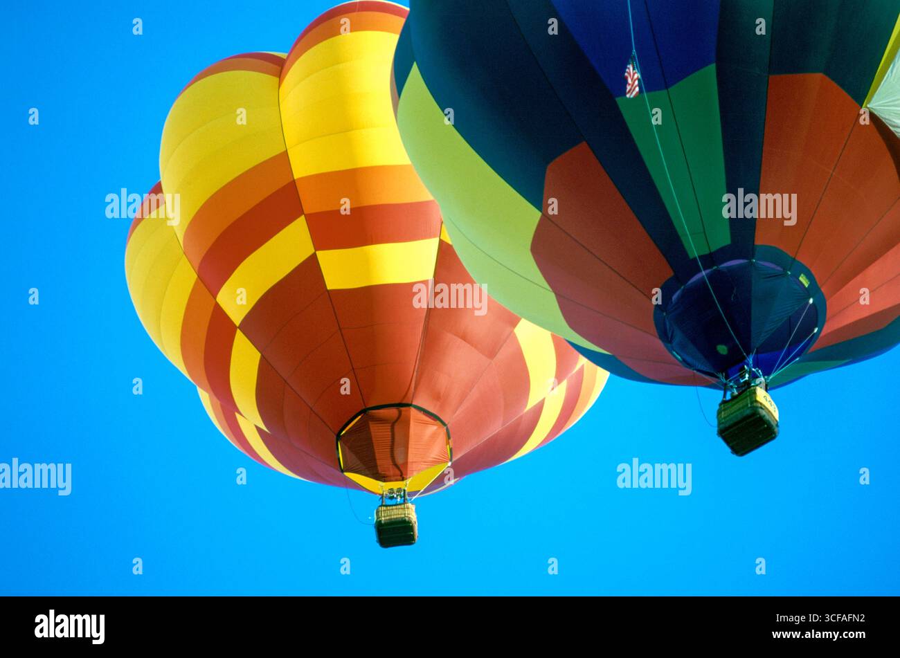 Heißluftballons fliegen am klaren blauen Himmel bei der Kodak Albuquerque International Balloon Fiesta 1998 in Albuquerque, Bernalillo County, New Mexico, Stockfoto