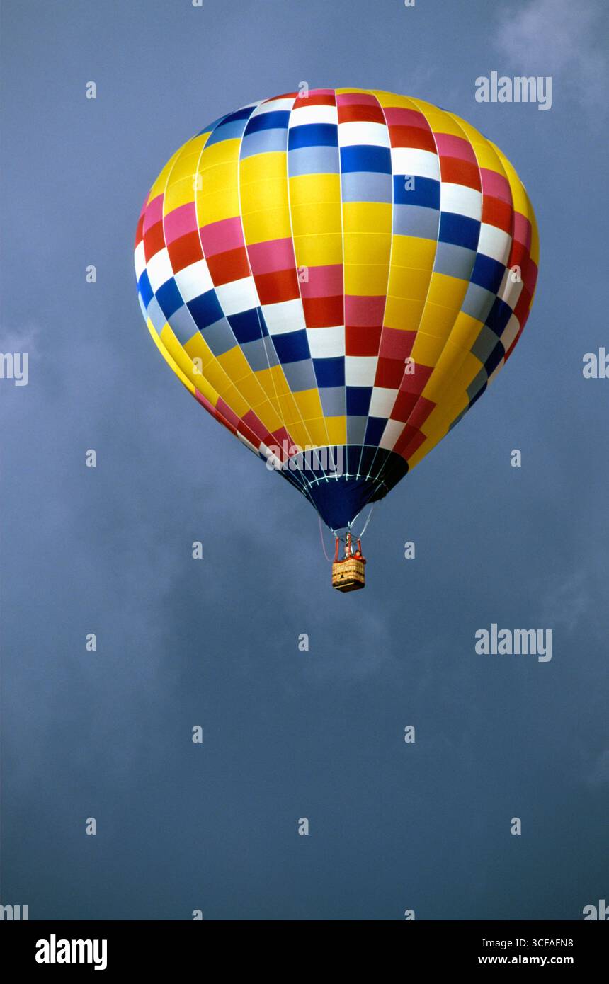 Heißluftballon im Flug bei der Kodak Albuquerque International Balloon Fiesta 1998, Albuquerque, Bernalillo County, New Mexico, USA Stockfoto