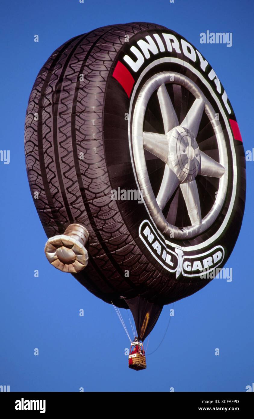 Ballon in Sonderform Uniroyal (Flower Mound, TX) beim Kodak Albuquerque International Balloon Fiesta 1998 in Albuquerque, Bernalillo County, New Mexi Stockfoto