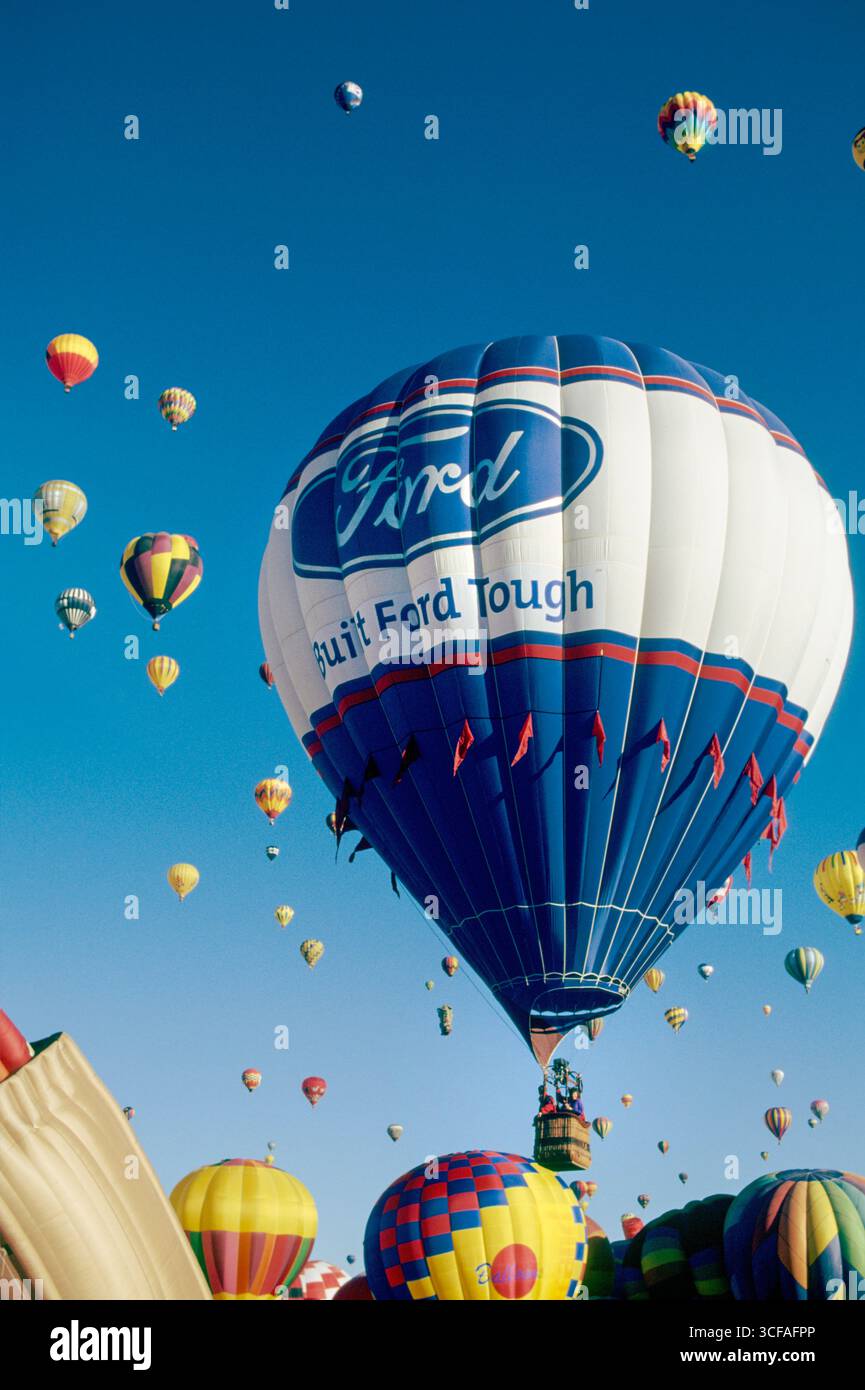 Der Ford-Heißluftballon (Greenwood, MS) bei der Kodak Albuquerque International Balloon Fiesta 1998 in Albuquerque, Bernalillo County, New Mexic Stockfoto